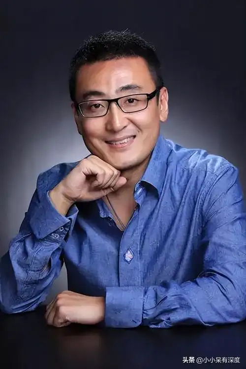 窦文涛,他的幽默与自嘲是非常高级的,而且密度极大,信手拈来