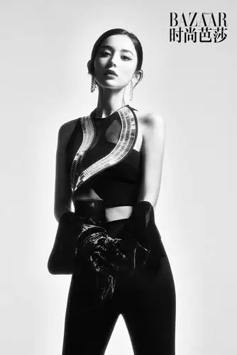 娜扎化身摩登女郎登上《时尚芭莎》封面 复古造型超吸睛