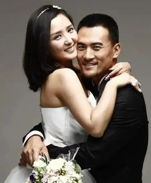 有种差距叫释小龙何洁分手,10多年后一个身价过亿,一个捉襟见肘