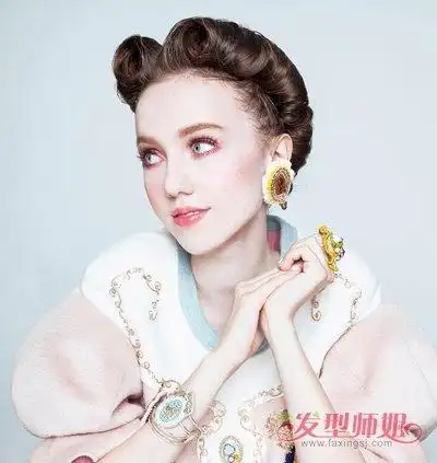 法式优雅复古中分盘发发型