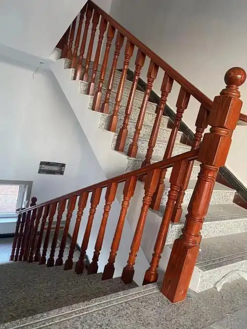 实木楼梯扶手怎么搭配好看