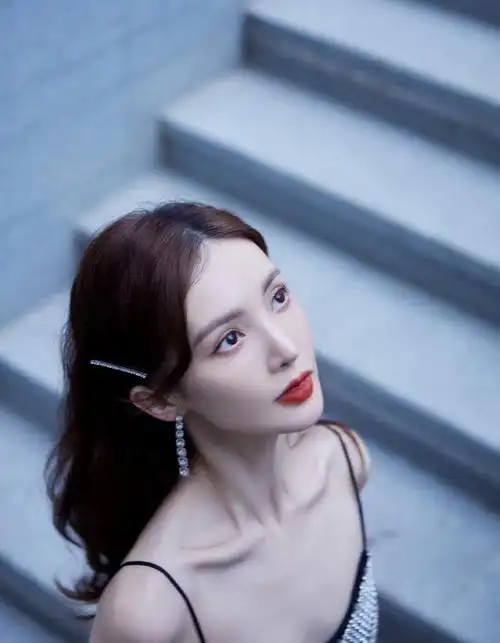 金晨想玩性感各种露,有时让人不敢直视,网友:纸片人也要懂拿捏