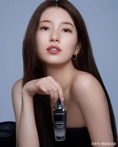 裴秀智清透素颜,清纯秀丽,烟熏妆,妩媚动人