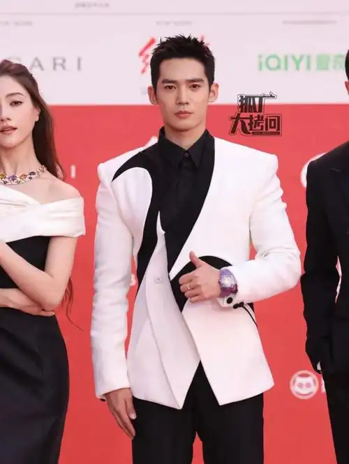 同样也以健身狂魔闻名,和钟楚曦恋情曝光初始就被拍到一起去健身来着