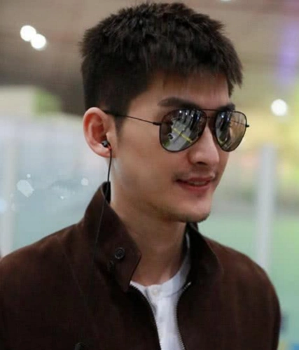 张翰不仅剪了短发,而且还留着小胡子,更帅更硬朗了!