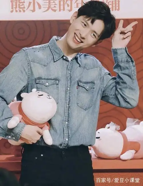 来波李现的西装照,沉稳中带着俏皮,笑起来就是阳光大男孩啊!