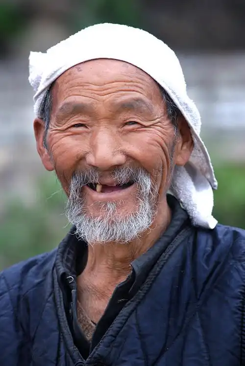 淳朴的笑脸老人特写