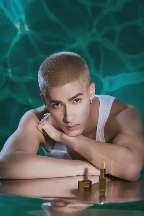 米卡newshot背心健硕的肌肉散发着性感的男性荷尔蒙气息