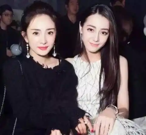 原创本以为杨幂的身材够好了没想迪丽热巴放大招露肩又秀腿更吸睛