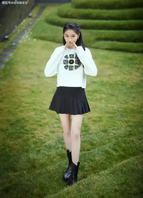 原创关晓彤越来越精致白衬衣配短裙穿出轻熟感秀腿已经常态化