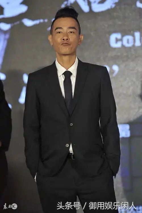 陈小春亮相某活动,西装革履,网友:应采儿驭夫有术妥妥的!