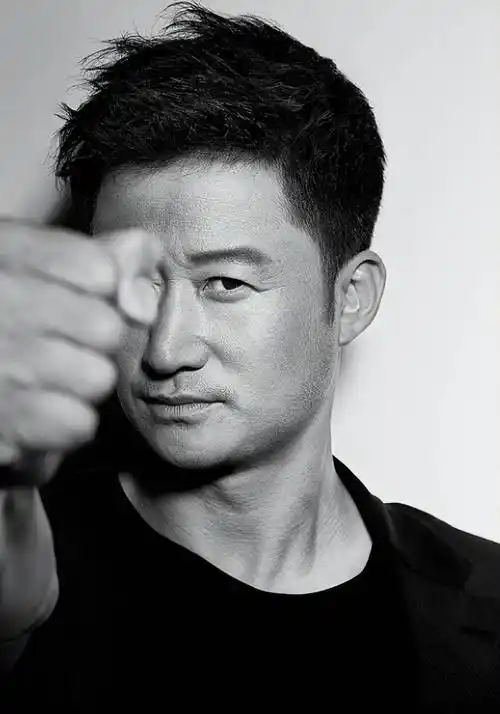 50岁巨星吴京病倒入院,面容憔悴很沧桑,医生对着膝盖打针_硬汉_形象