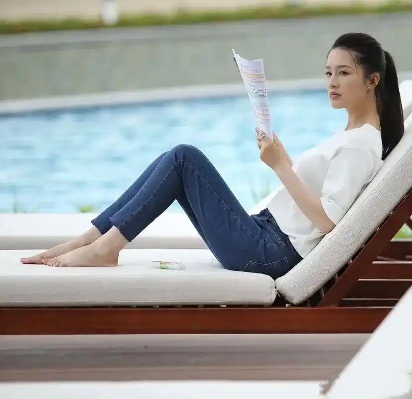 李沁光脚牛仔裤