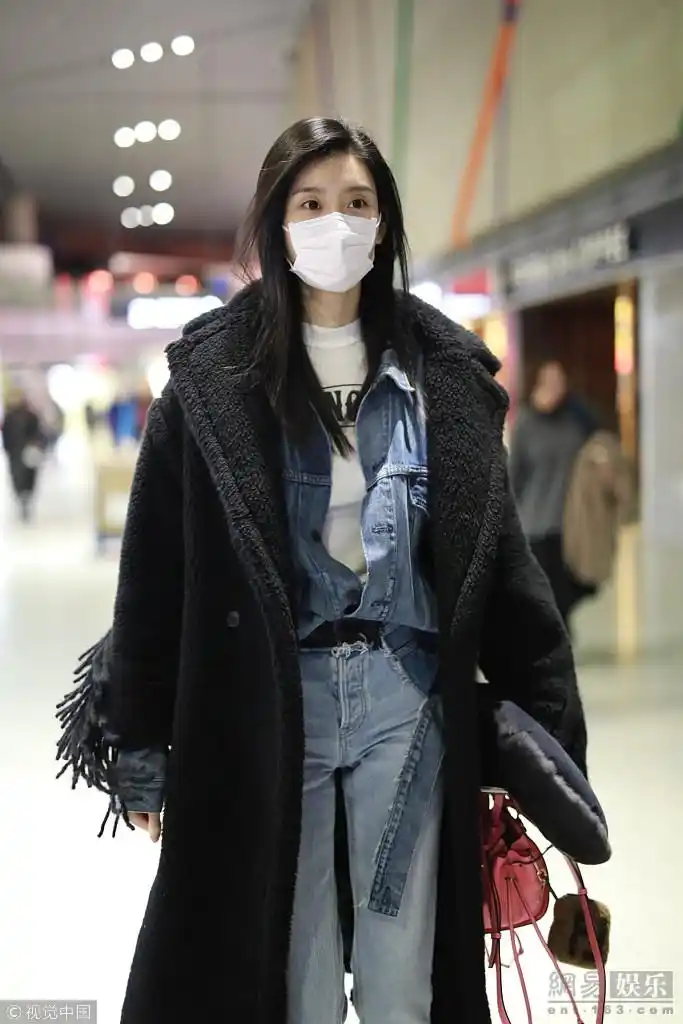 奚梦瑶穿长大衣走路带风机场与男友分开走