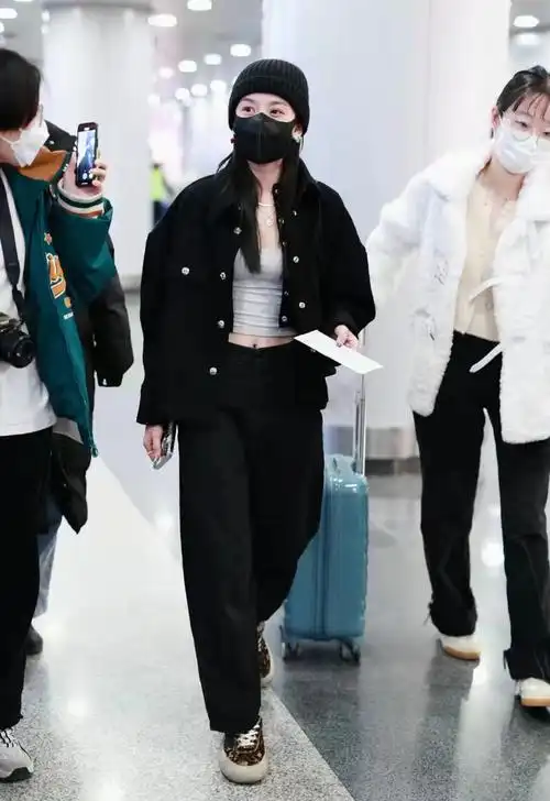 宋祖儿最新机场私服黑色短款夹克搭配牛仔裤酷飒时髦