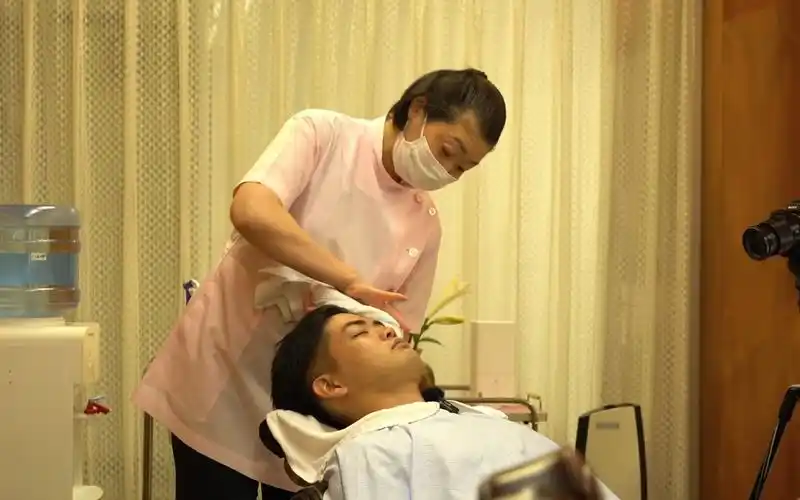 日本老字号理发店 刮脸放松按摩