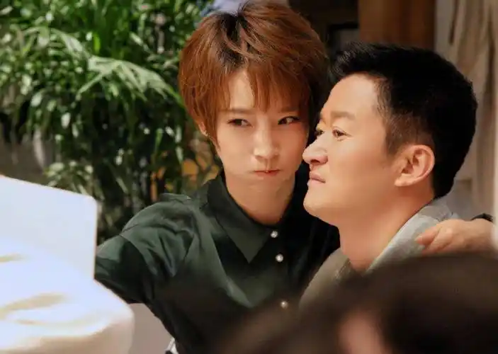 吴京健身让谢楠坐肚子上,谢楠下意识动作太尴尬,整个羞红了脸!