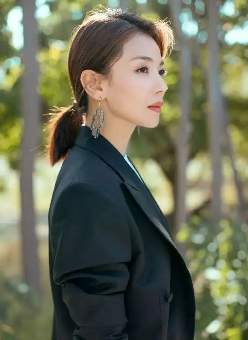 刘涛41岁不减美貌黑西装搭渐变色阔腿牛仔裤古铜耳饰优雅复古