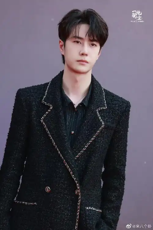 王一博微博简介更新,代表作:《无名》《长空之王》《热烈》#王一博改