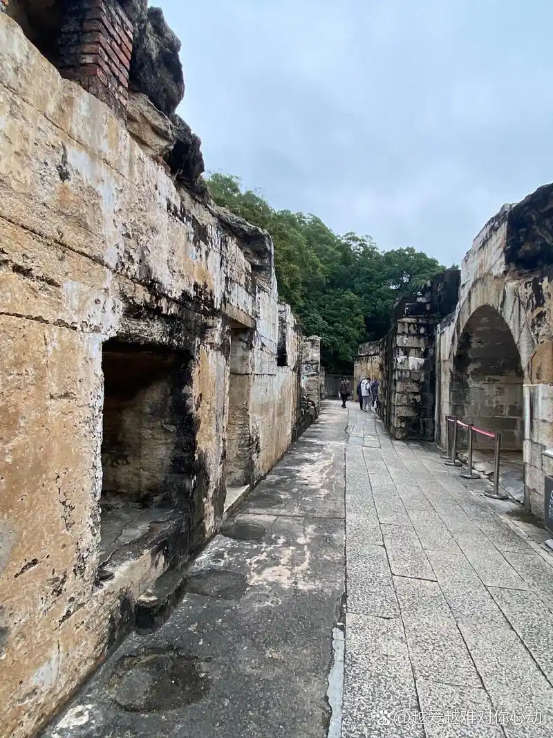 虎门炮台 广东省东莞市虎门镇威远炮台遗址位于南山炮台前滩岩石正中.