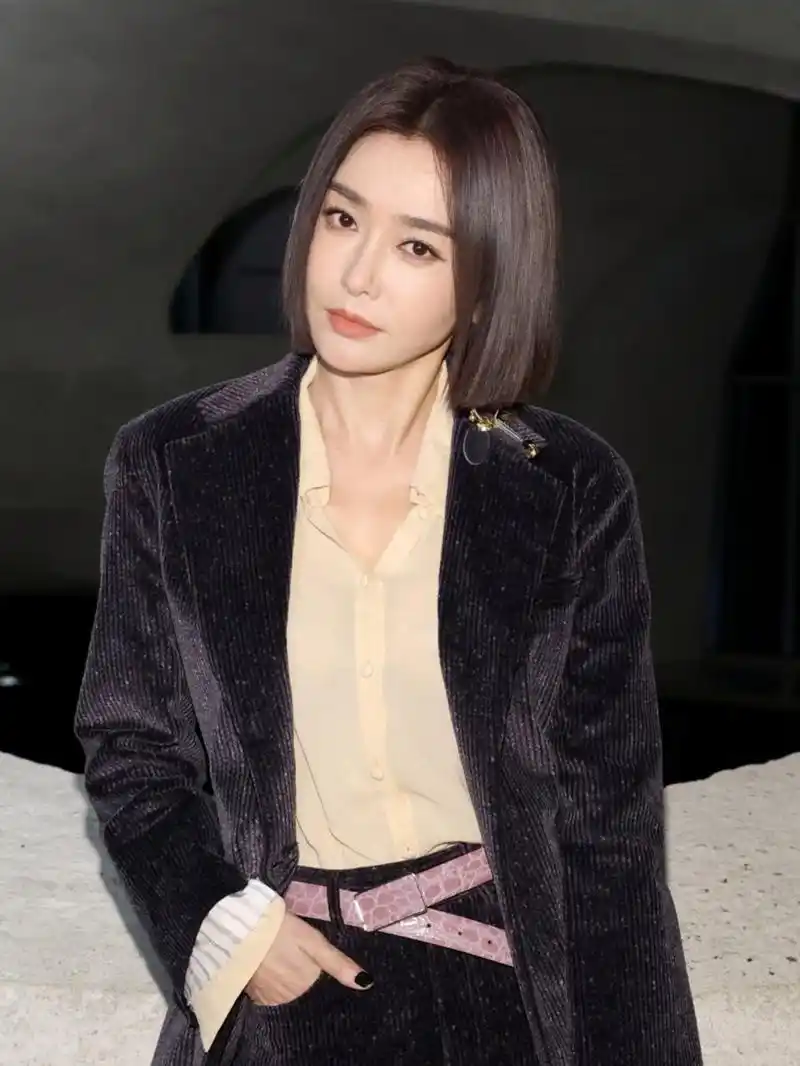 近日,秦岚身着一套灯芯绒西装现身纽约时装周,其高贵优雅的气质吸引了