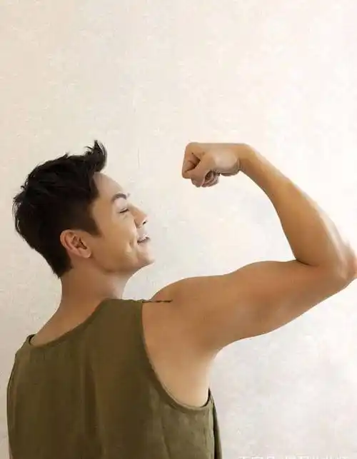 黄明昊穿了件无袖t恤,这胳膊太细了,还是练出肌肉再穿吧!