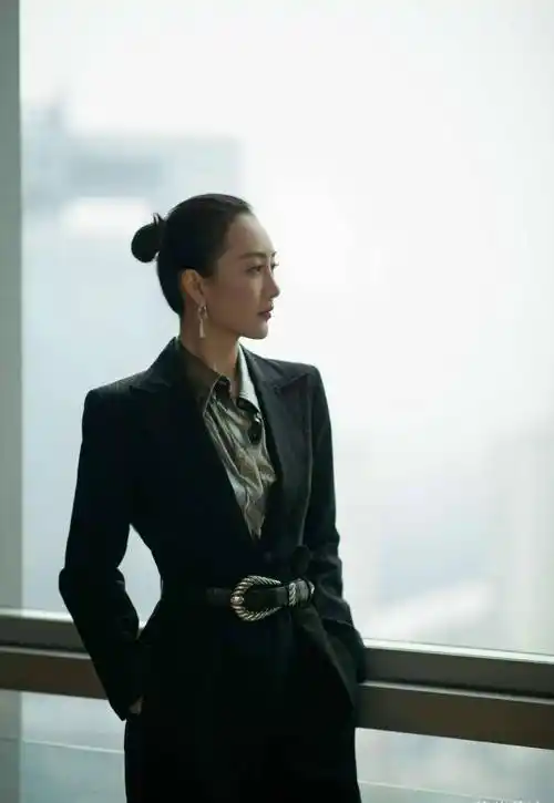 37岁王鸥穿搭真高级完美倒三角身材实力撩人网友这穿搭模仿不来