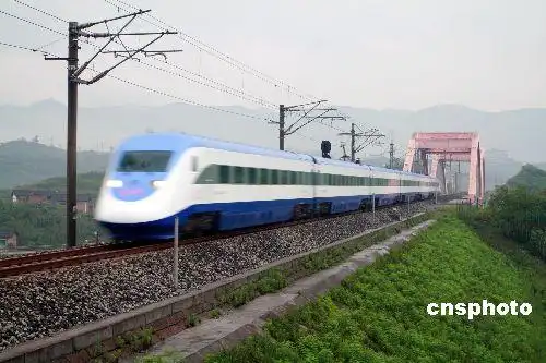 地区唯一一列采用全车动力的成渝"先锋号"动车组缓缓离开重庆火车北站