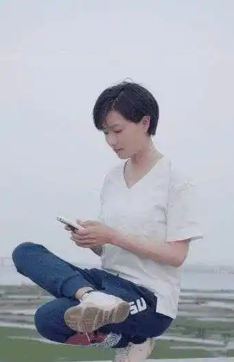 "葛优躺"之后的"万茜蹲",看完你是怎么想的?蹲的下去吗?