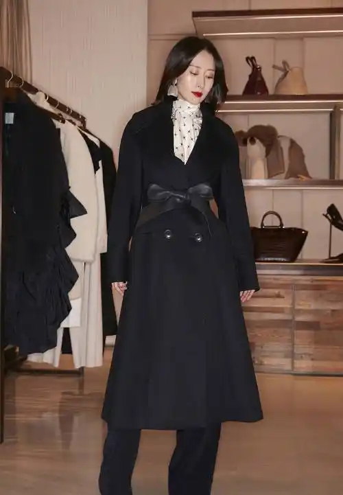 45岁刘敏涛这么少女?穿粉色西装现身,尽显甜美和可爱