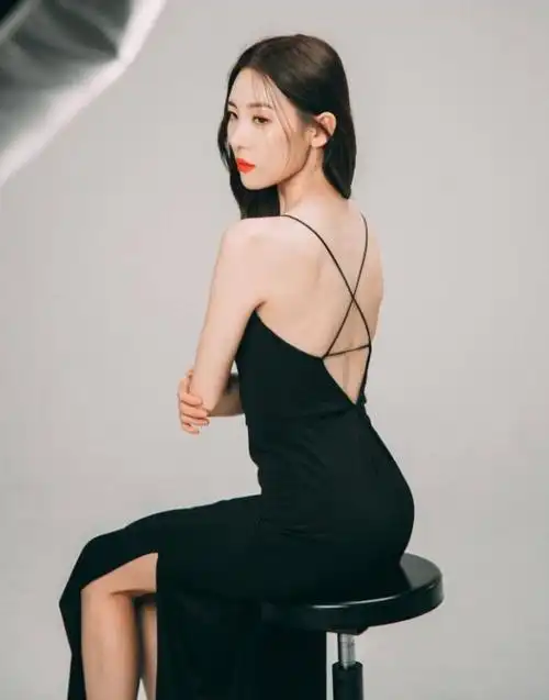 宣美身材好就是自信,手臂缠了个"安全气囊",一双牙签腿亮了!