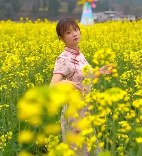 土气的衣服,整天围绕着灶台转,身材有点发福的女人;还是打扮光鲜亮丽