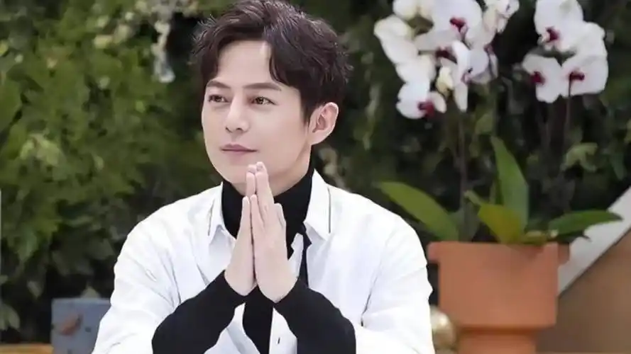 何炅王诗龄罕见同框合影,冻龄何炅与少女似同龄人,引发热议