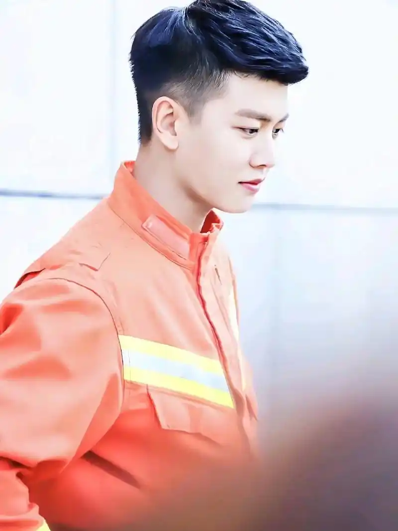 任嘉伦李溪成 火是无情,路是未知 消防官兵们永远冲在前线  - 抖音