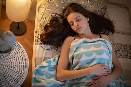 一个长发女孩在床上安静地睡觉.