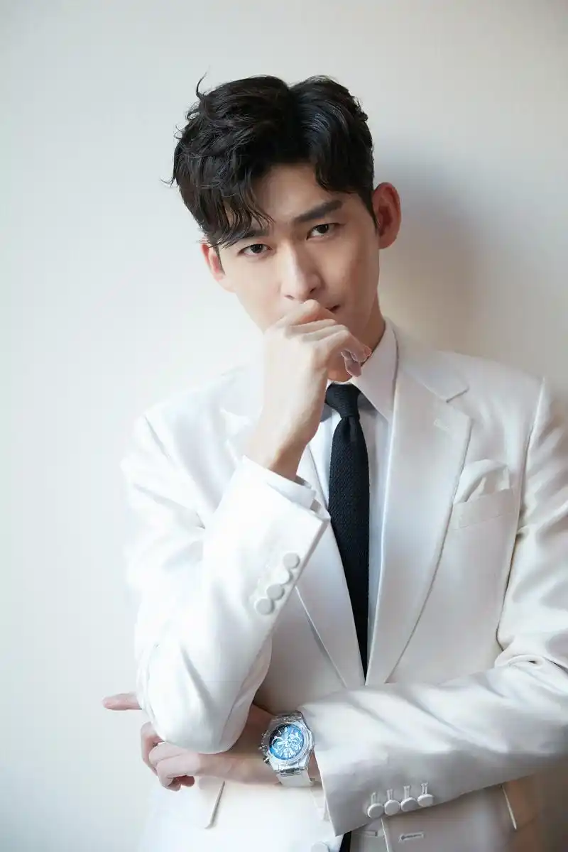 张翰受邀出席《国剧盛典》,红毯之上,白衣素雅,赤忱之心,共赴盛会,我