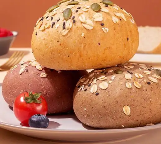 欧式面包是欧洲人常吃的面包,它最具代表的有德国的碱水面包,法国的长