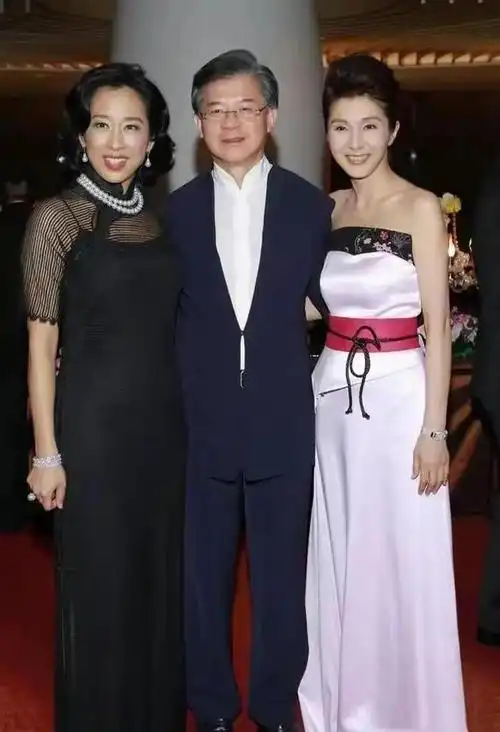 朱玲玲一家同框真丝薄衫比儿媳娇俏郭晶晶穿着朴素被抢了风头