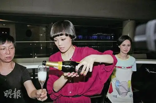 容祖儿有新欢未弃何韵诗难忘5年情不丢情侣手链2