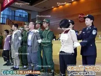 穿着蓝花条粗布裤子光着脚丫子上刑场去枪毙死刑犯图片(胆小不要看)