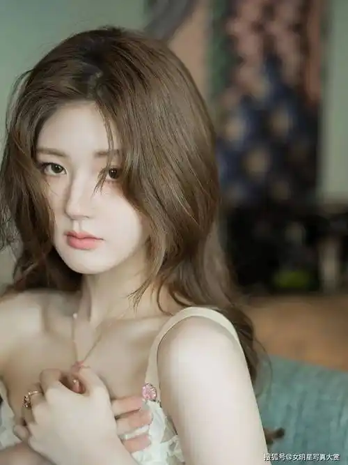 【赵露思性感写真美图】吊带抹胸裙,优雅美艳,泰国曼谷活动_造型_显得