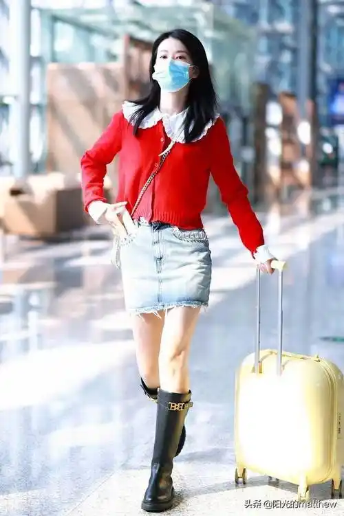 乔欣身穿红色娃娃领线衫搭配磨边短裙清新亮眼黑色中筒靴青春活力