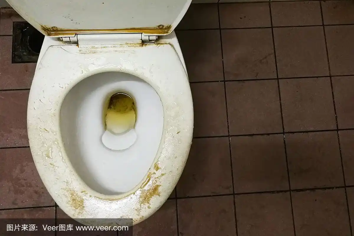 有污迹和水垢的又脏又臭的马桶