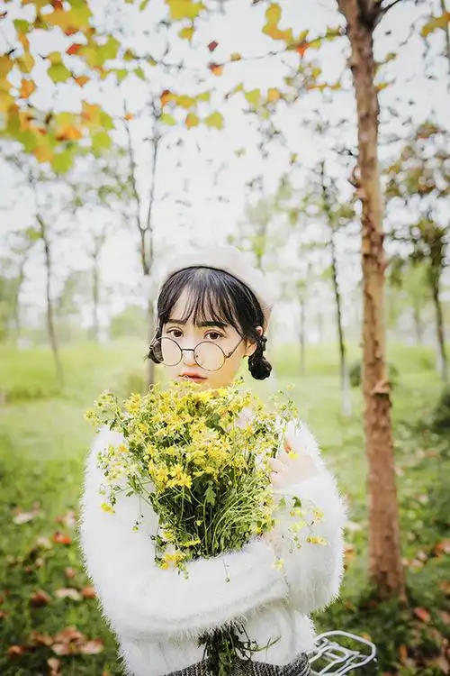 秋日文艺女孩的森林之旅小清新写真图片