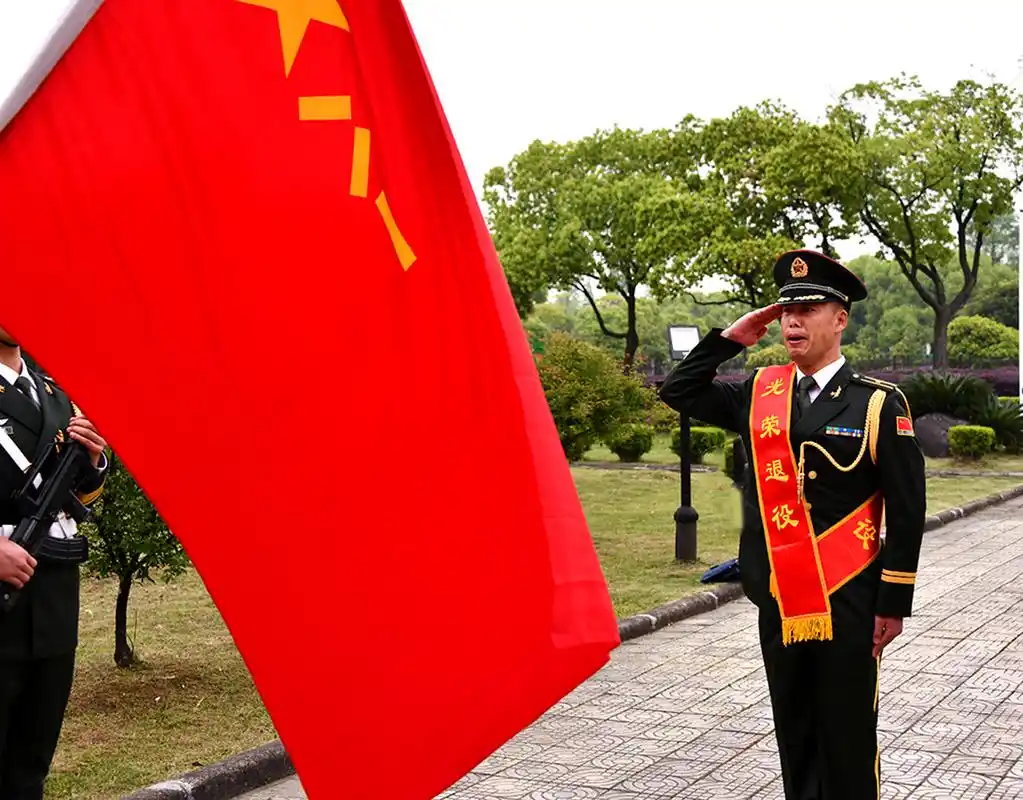 最后一次身着军装向军旗敬礼!