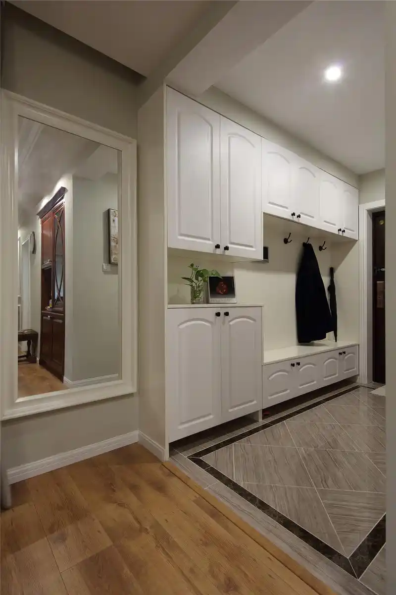 100㎡美式三居装修玄关鞋柜设计