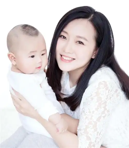 2012年7月29日,潘阳与出身玉器世家的石磊在北京举办了婚礼,因为夫家