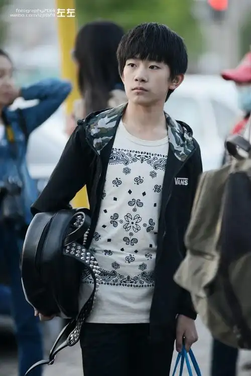 明明这时候还没到14岁但感觉已经自己处理了太多事情(  #易烊千玺