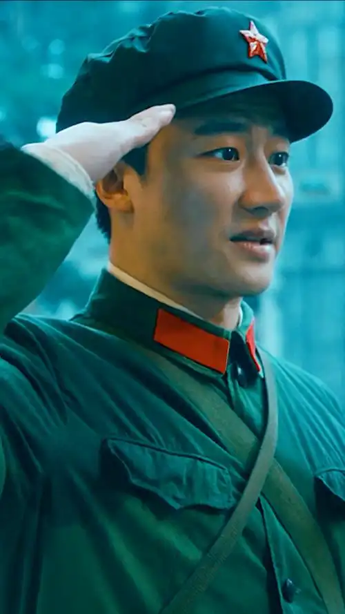 芳华#黄轩  年代剧在大时代的背景之下,每个人的命运大相径庭,拥幼排