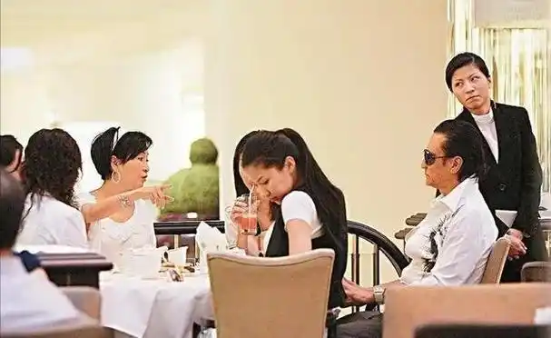 被谢贤养了12年,用青春换来两千万的coco,如今的她怎样了?